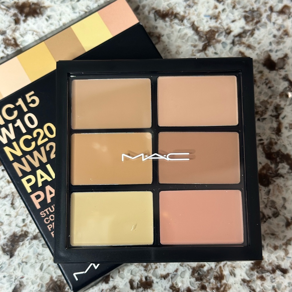 MAC Cosmetics Studio Fix Conceal and Correct Palette - Light
